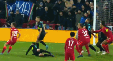 今晚，上海海港门将颜骏凌首发出场，迎来了他代表俱...